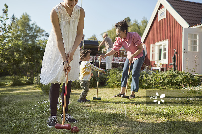 花园里玩槌球的家庭图片素材
