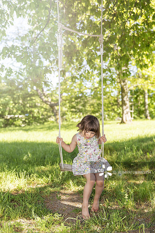 在荡秋千的女孩图片素材