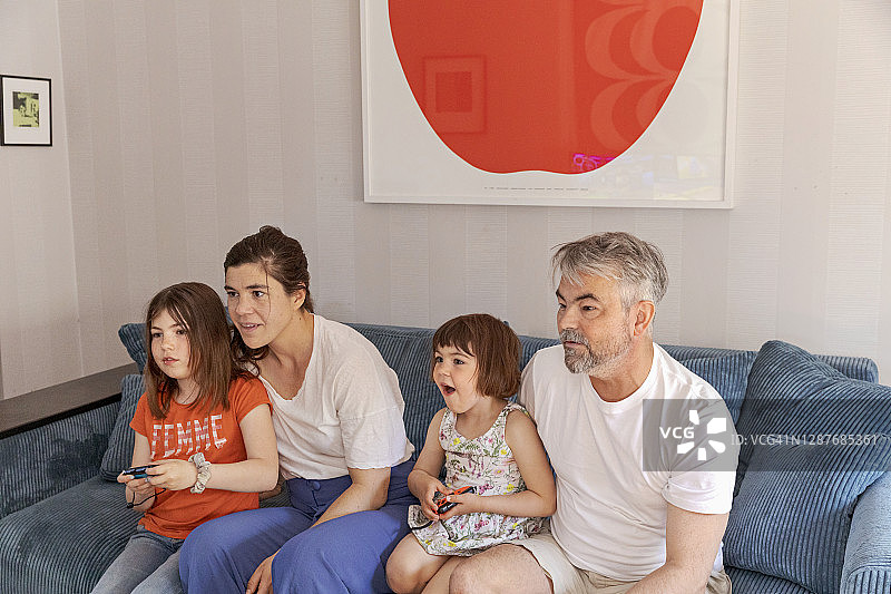 一家人在沙发上看电视图片素材