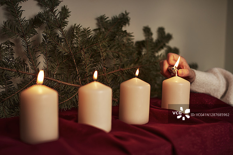 手点燃圣诞蜡烛图片素材