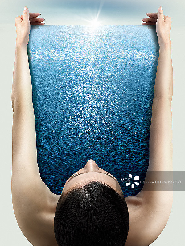 俯视角度拍摄的张开双臂的女子图片素材