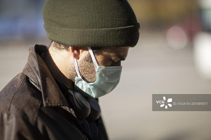 戴防护面罩的休闲男士图片素材