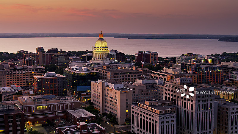 日落时分从麦迪逊屋顶上方拍摄的威斯康星州议会大厦图片素材