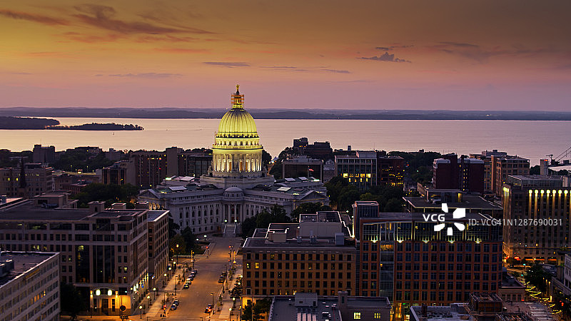 麦迪逊州议会大厦黄昏时分无人机航拍图片素材
