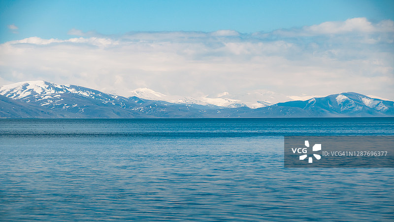 亚美尼亚格加尔库尼克省塞凡湖东岸的雪山图片素材