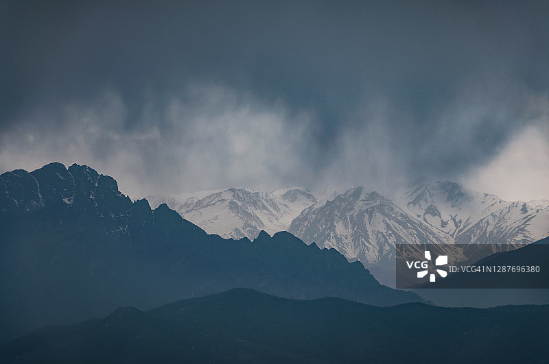 亚美尼亚休尼克省赞格祖尔山脉的阴天图片素材