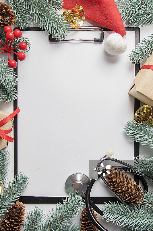 圣诞节医疗主题与剪贴板和听诊器图片素材