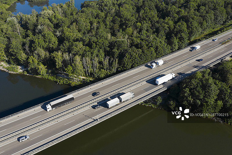 高速公路桥上的半挂卡车（航拍视角）图片素材