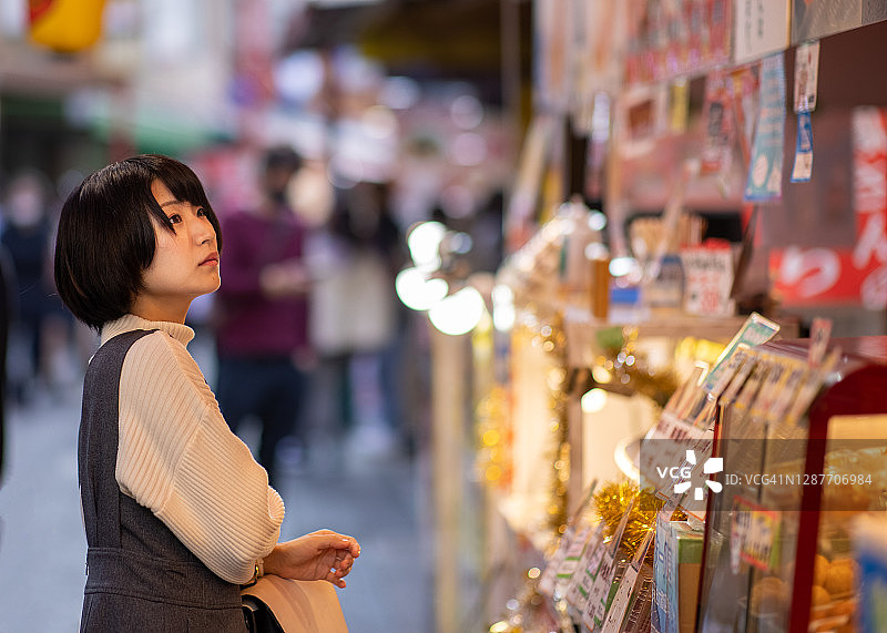在日本神户唐人街的街道上购物的年轻女子图片素材