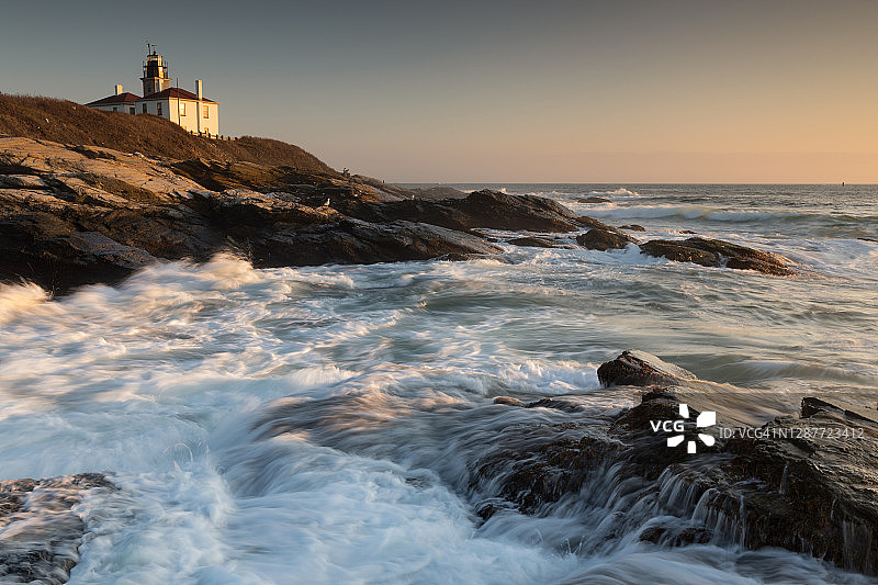 詹姆斯敦比弗泰尔州立公园海岸线的日落图片素材