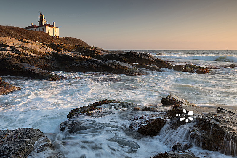 詹姆斯敦比弗泰尔州立公园海岸线的日落图片素材