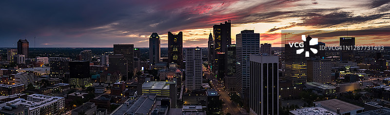 哥伦布市中心黄昏时的航拍全景图片素材