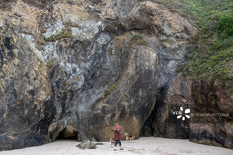 带狗旅行的女人图片素材