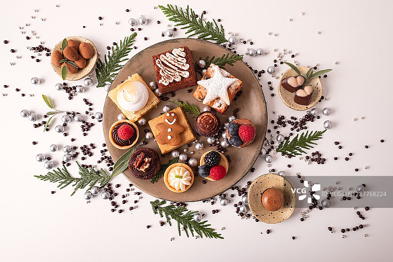 圣诞甜点拼盘：小型餐盘上的纯素糖果及背景图片素材