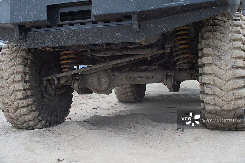 河边沙滩上的SUV汽车图片素材