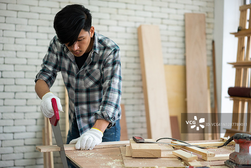 使用圆锯的木匠图片素材