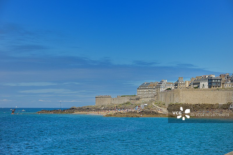 从黑色码头堤坝看圣马洛荷兰堡垒图片素材