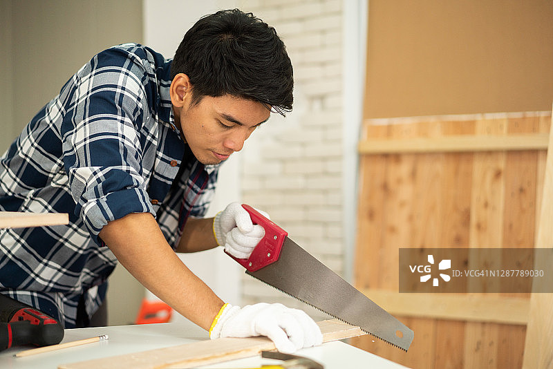 使用圆锯的木匠图片素材