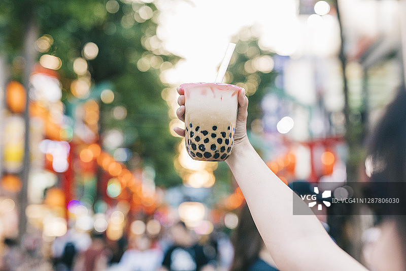 手持一杯奶茶图片素材