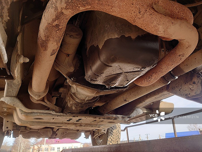从下方仰视吉普车，漏油图片素材