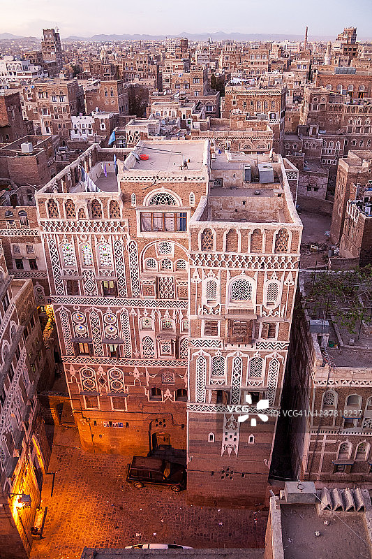 萨那城市天际线与传统泥砖建筑图片素材