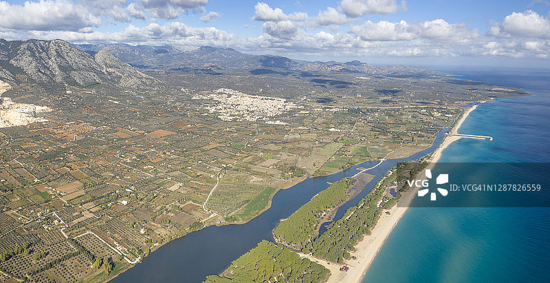意大利撒丁岛奥萨拉迪奥罗塞海滩的空中全景图片素材
