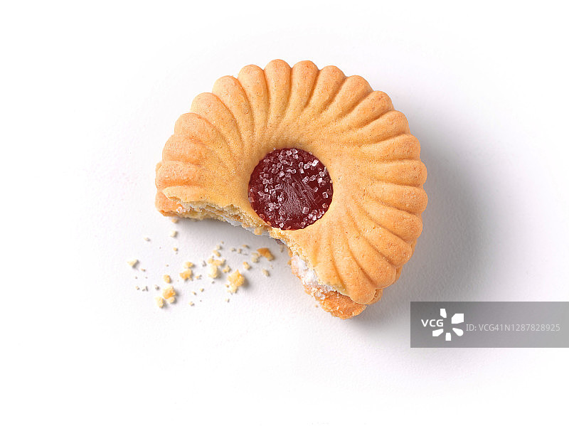 白色背景上，半个果酱曲奇饼干图片素材