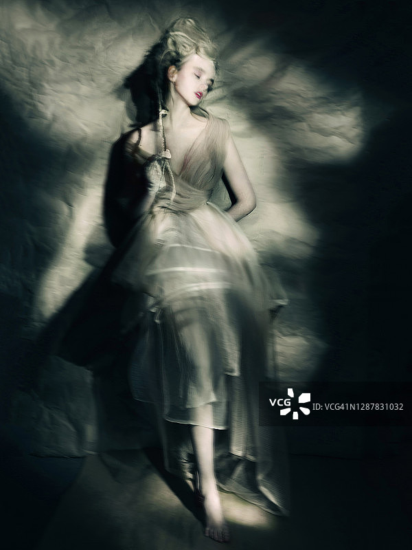 身穿维多利亚服装的年轻金发女士图片素材