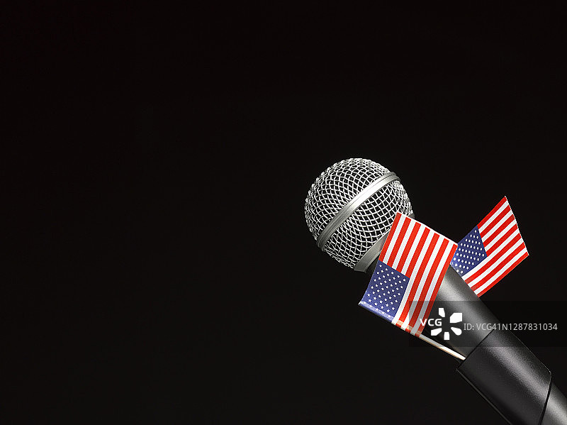 带有美国国旗和复制空间的黑色背景上的麦克风图片素材
