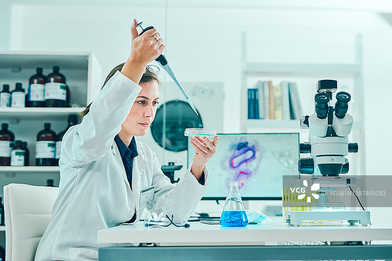 一滴水的改变图片素材