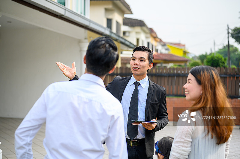 房产经纪人向客户展示新房图片素材