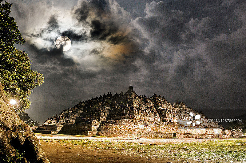 婆罗浮屠之上的月亮图片素材