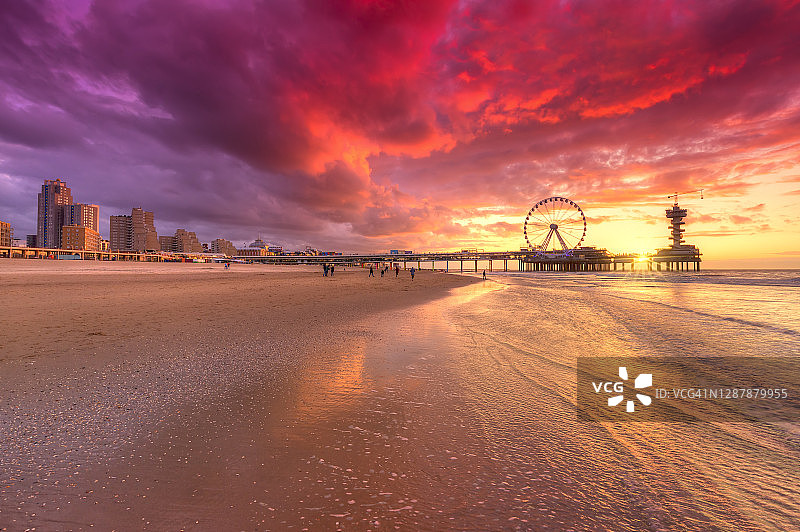 斯海弗宁恩码头和日落时的摩天轮图片素材