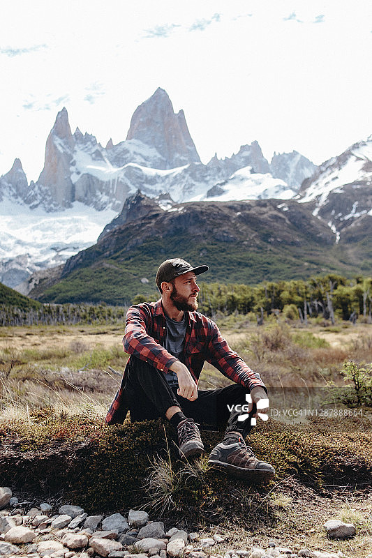 男人坐着观看巴塔哥尼亚的菲茨罗伊峰图片素材