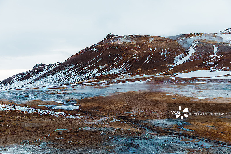 冰岛北部雪中Hverir温泉谷风景图片素材
