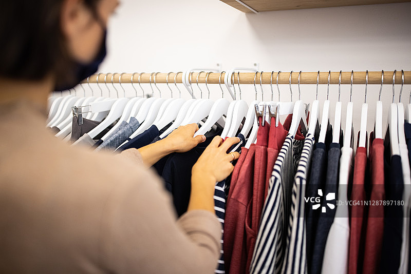 女人在服装店购物图片素材