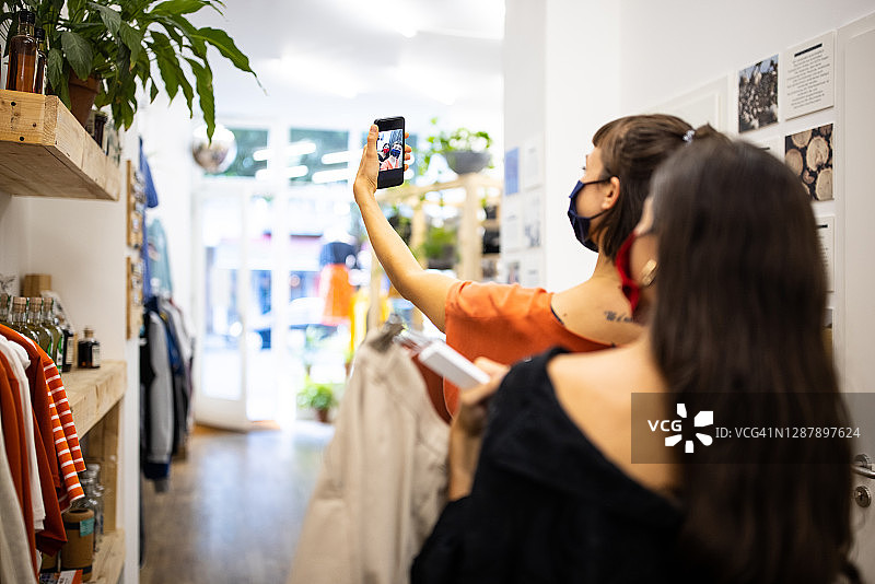 女人们在服装店购物时自拍图片素材