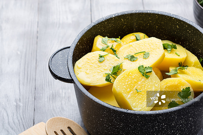 平底锅中的煮土豆，纯素食品图片素材
