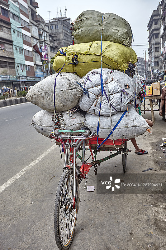孟加拉国达卡街头满载而归的人力车图片素材