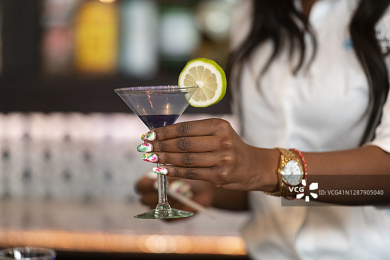 女服务员在餐厅里调制鸡尾酒特写图片素材