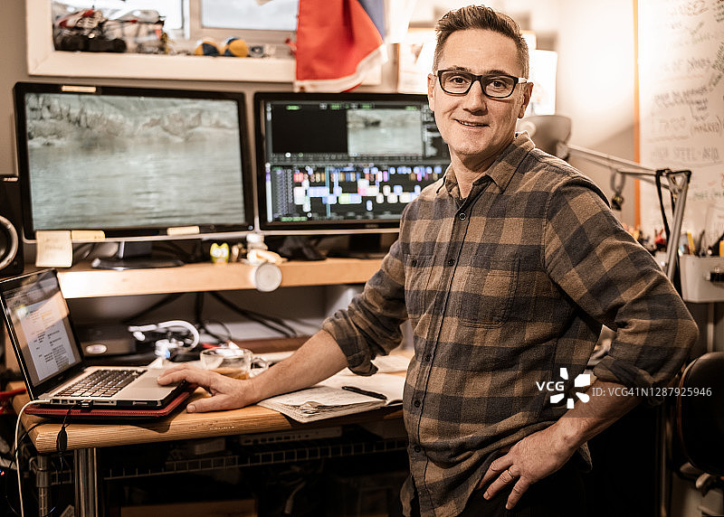 男视频编辑在家工作图片素材