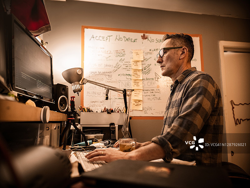 男视频编辑在家工作图片素材