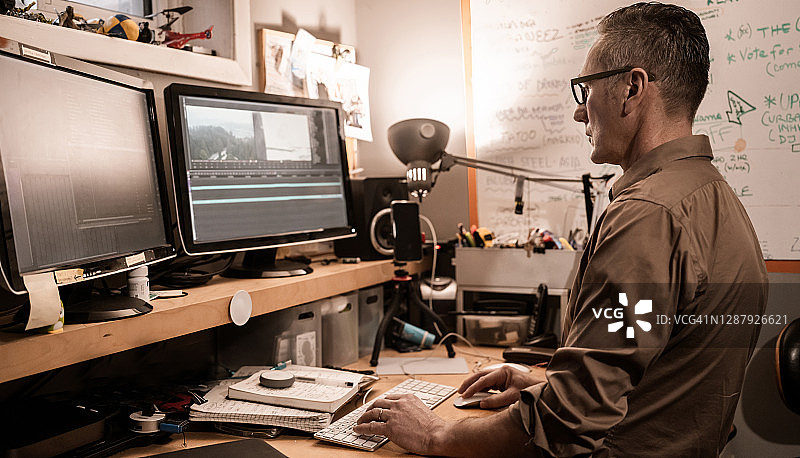男视频编辑在家工作图片素材