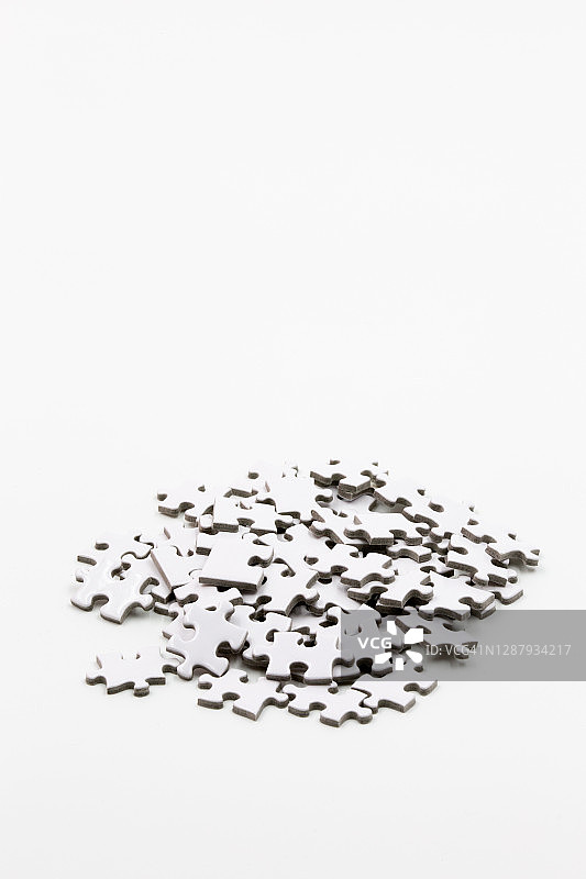 堆叠的白色拼图块图片素材