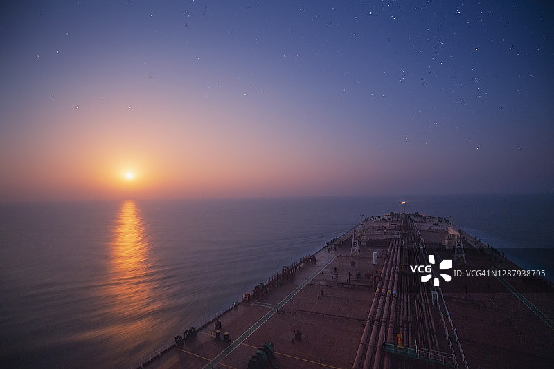 月光下的海上油轮图片素材