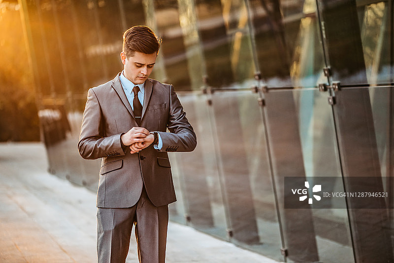 商人查看时间图片素材