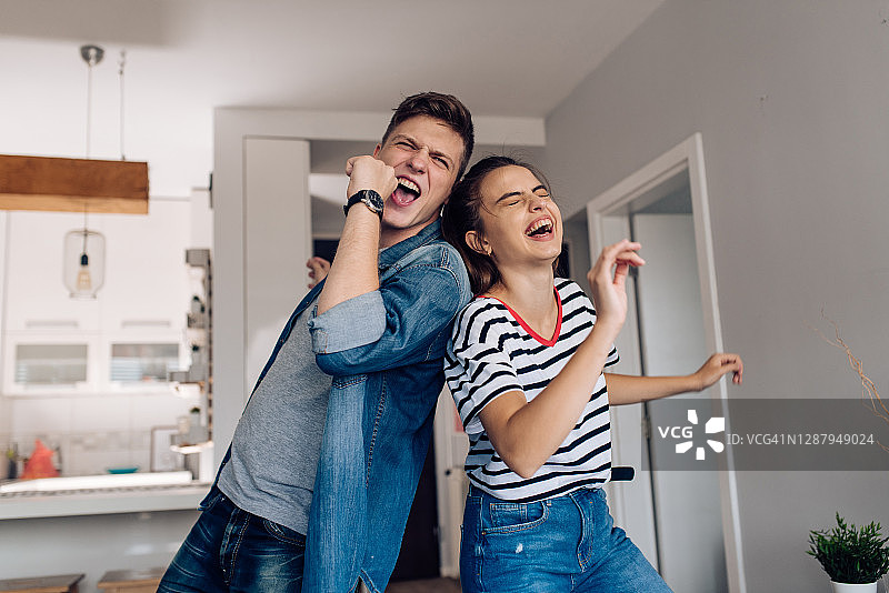 青少年在家唱歌跳舞，玩得很开心图片素材