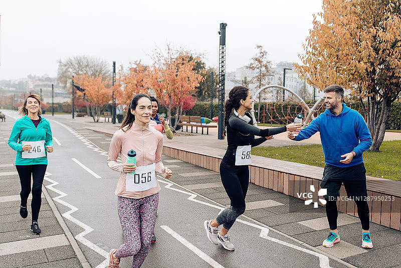 寒冷天气下的马拉松比赛图片素材