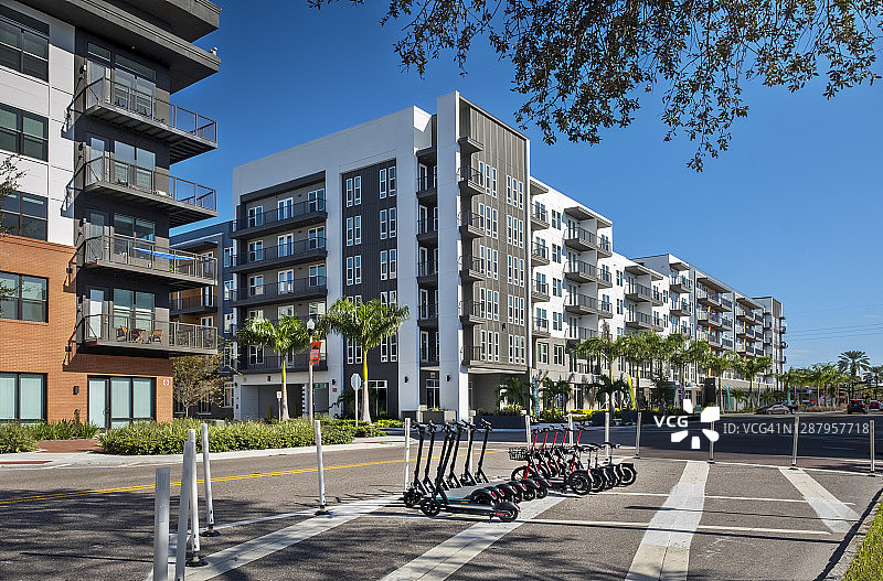 佛罗里达州圣彼得堡中央大街的电动滑板车和新公寓图片素材
