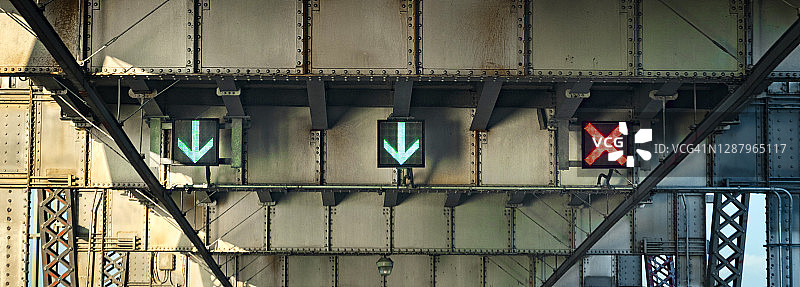 桥上的数字交通箭头图片素材